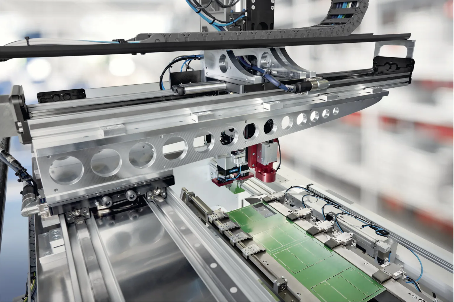 SLD serija linearnih direktnih osa omogućava kraće vreme ciklusa i veću produktivnost u procesima montaže i rukovanja velikom brzinom. Zahvaljujući režimu SoftGrip, EGK hvataljka za male komponente bezbedno rukuje filigranskim štampanim pločama.