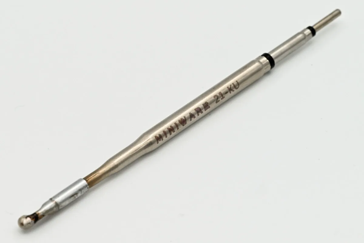 A close-up photo showing a Miniware TS21-KU (here labelled 21-KU) knife tip taken out of the iron.