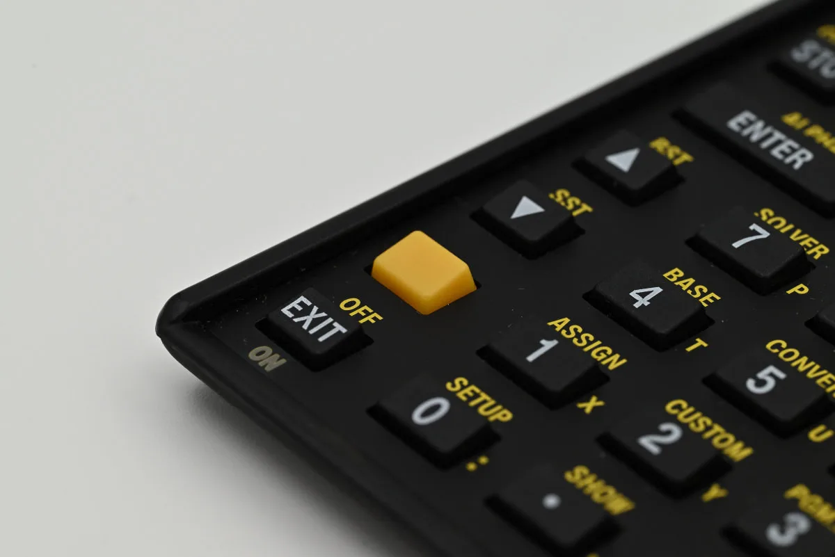 A close-up of the calculator's power key, as well as the setup key, replacing the TOP.FCN of the original HP-42S.