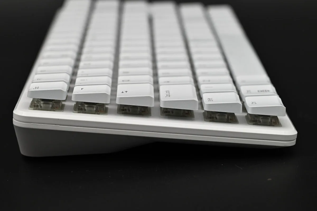 A photo showing the keyboard caps' profile, showcasing the way they compensate for the computer's chassis' curve.
