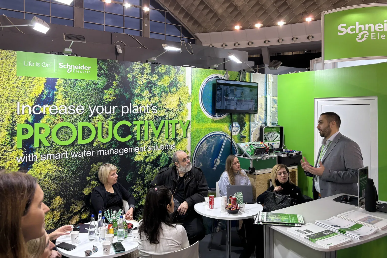 magazin Mehatronika u poseti Schneider Electric-u na 16. Sajmu voda magazin Mehatronika na Sajmu voda 2025 na štandu Schneider Electric