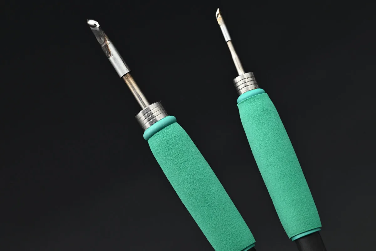 A side-to-side photo of the C245 and C210 handles, with similar-style knife tips inserted.