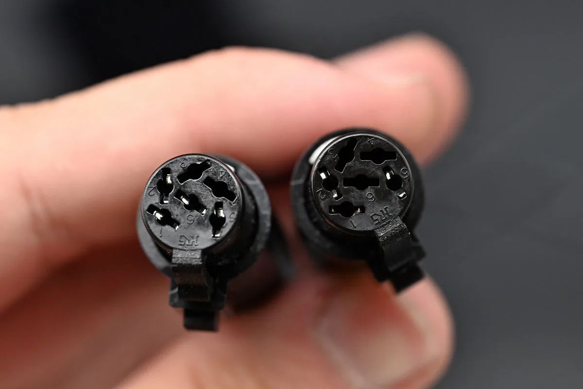 A photo showing the pinout differences between C210 and C245 handles. The C210 handle connector has pins 1, 2, 5, and 5 connected, while the C245 handle connector only has pins 1, 2, and 5 connected.