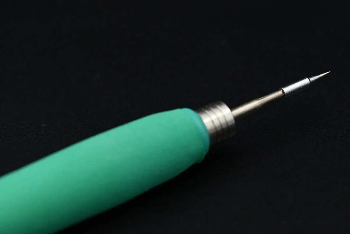 A photo of the official Miniware C210 handle with a needle-point conical cartridge inserted.