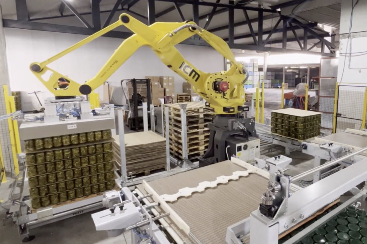 Robotski paletizer za slaganje tegli i boca Linija za robotsko paletiziranje tegli i boca.