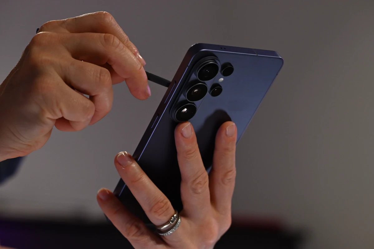 A photo of the S Pen in use on the phone's screen.