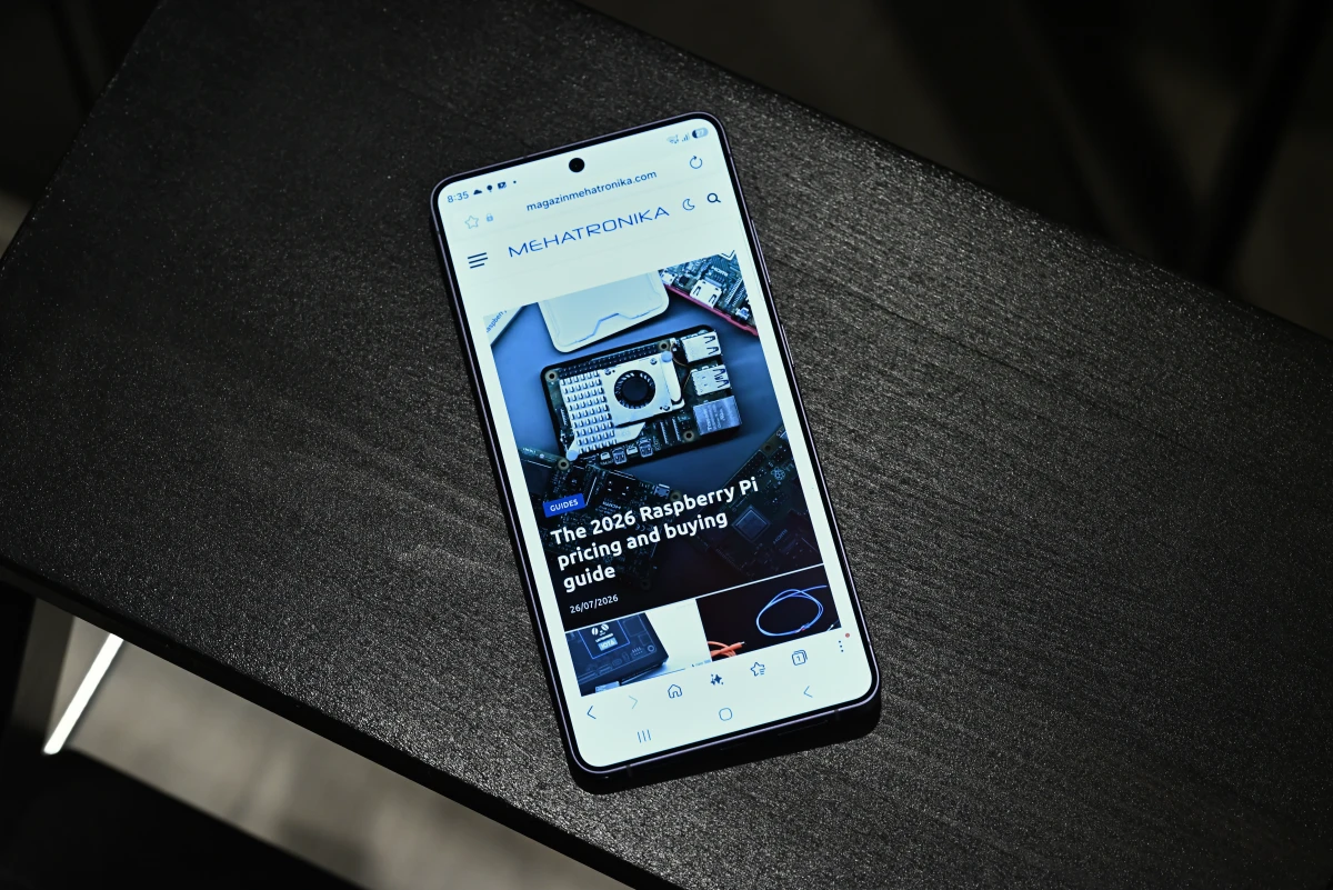 A photo of the S26 Ultra's screen, sitting atop a black desk surface, showing the brightness even under direct studio lights.