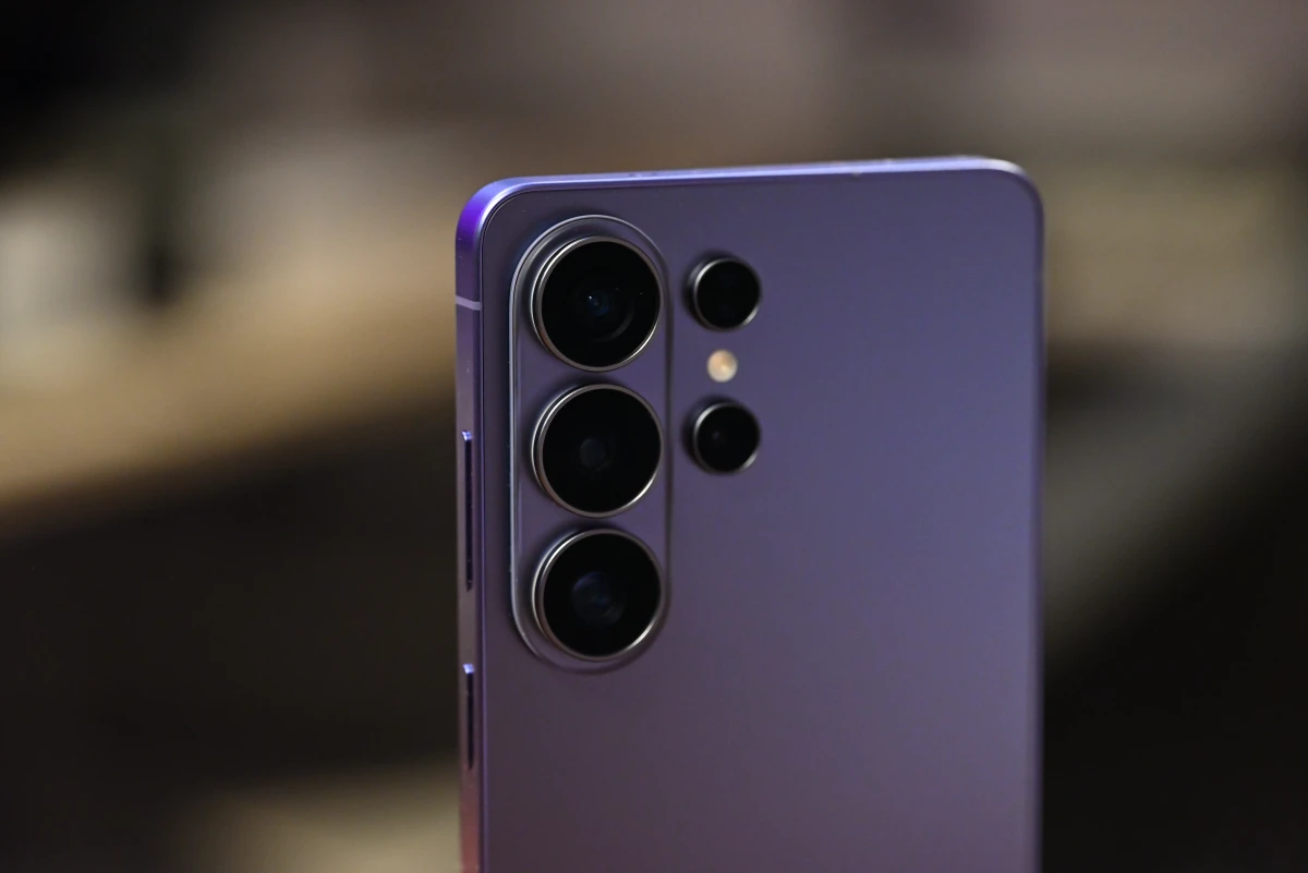 A half-size photo of the S26 Ultra's back, showing the side buttons and the cameras.